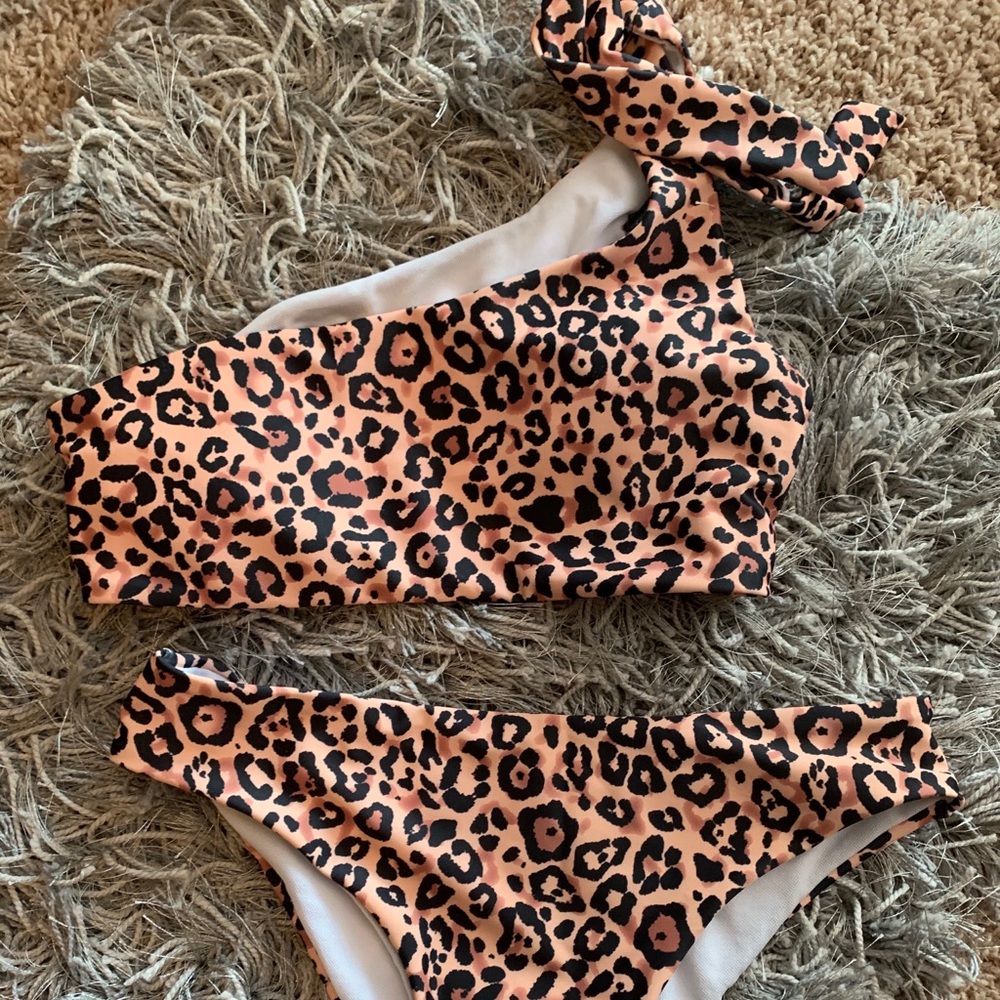 Off the shoulder leopard bikini